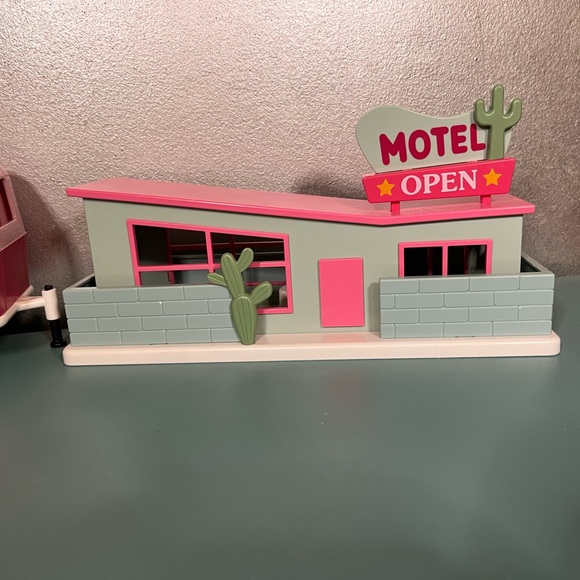 Four Pieces from Target’s Palm Springs Collection - Picture 2 of 7